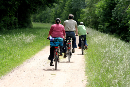 "familia activa haciedo deporte en bicicleta"